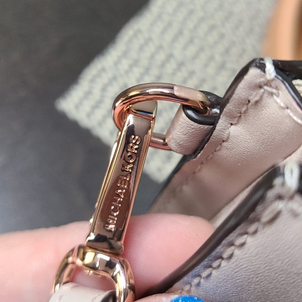 *****SOLD******Gorgeous Michael Kors wristlet wallet - Picture 5 of 17